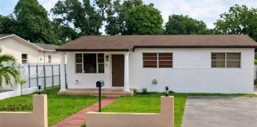 Villa ou maison à Hialeah, Floride 4 chambres, 131.46 m2 № 1989973