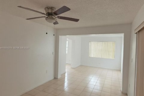 Villa ou maison à vendre à Hialeah, Floride: 4 chambres, 131.46 m2 № 1989973 - photo 7