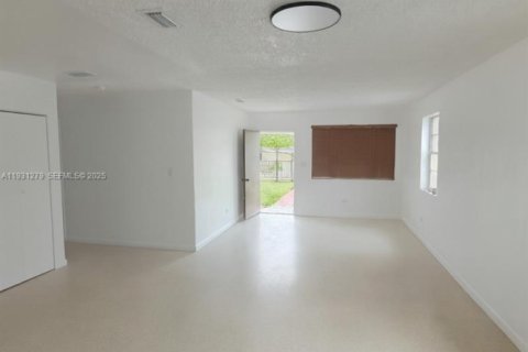Villa ou maison à vendre à Hialeah, Floride: 4 chambres, 131.46 m2 № 1989973 - photo 9