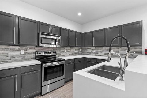 Townhouse in Hialeah, Florida 3 bedrooms, 146.23 sq.m. № 1794606 - photo 12