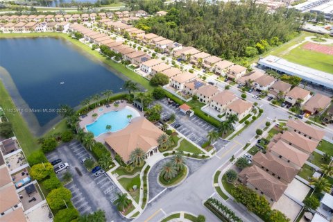 Townhouse in Hialeah, Florida 3 bedrooms, 146.23 sq.m. № 1794606 - photo 4