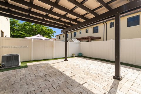 Townhouse in Hialeah, Florida 3 bedrooms, 146.23 sq.m. № 1794606 - photo 22