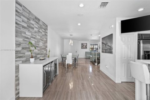 Townhouse in Hialeah, Florida 3 bedrooms, 146.23 sq.m. № 1794606 - photo 10