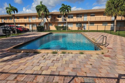 Снять в аренду кондоминиум в Дирфилд-Бич, Флорида 2 спальни, 66.98м2, № 1986167 - фото 10