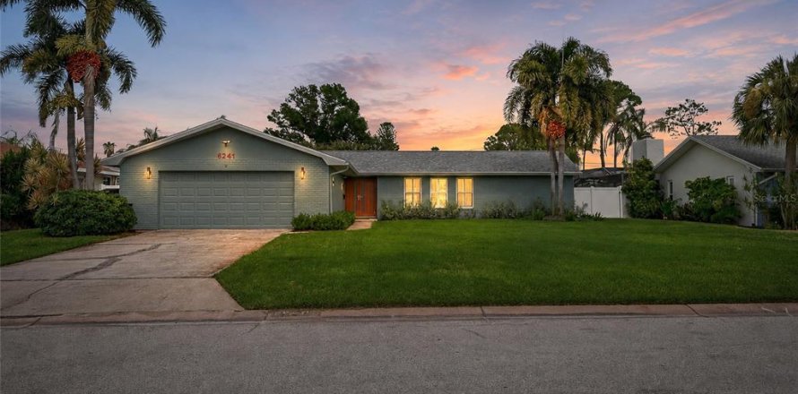 Villa ou maison à Saint Petersburg, Floride 3 chambres, 207.73 m2 № 2236223