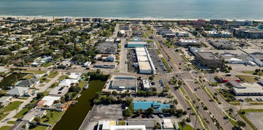 Propiedad comercial en Cocoa Beach, Florida 179.21 m2 № 2136122