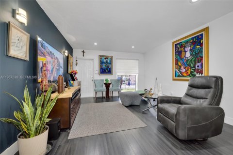 Villa ou maison à vendre à Miami, Floride: 3 chambres, 113.81 m2 № 2048898 - photo 11