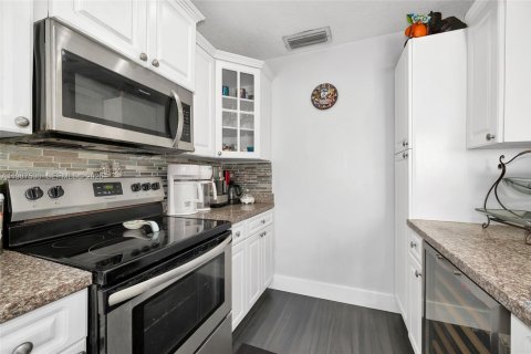 Villa ou maison à vendre à Miami, Floride: 3 chambres, 113.81 m2 № 2048898 - photo 19