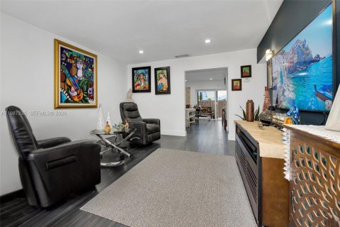 Villa ou maison à vendre à Miami, Floride: 3 chambres, 113.81 m2 № 2048898 - photo 10