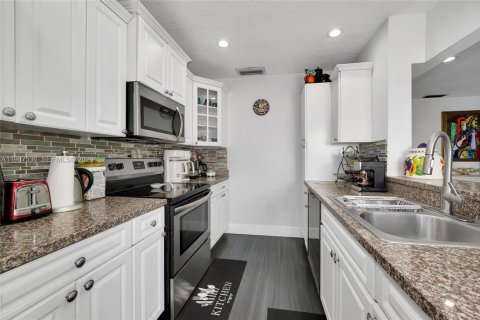 Villa ou maison à vendre à Miami, Floride: 3 chambres, 113.81 m2 № 2048898 - photo 18