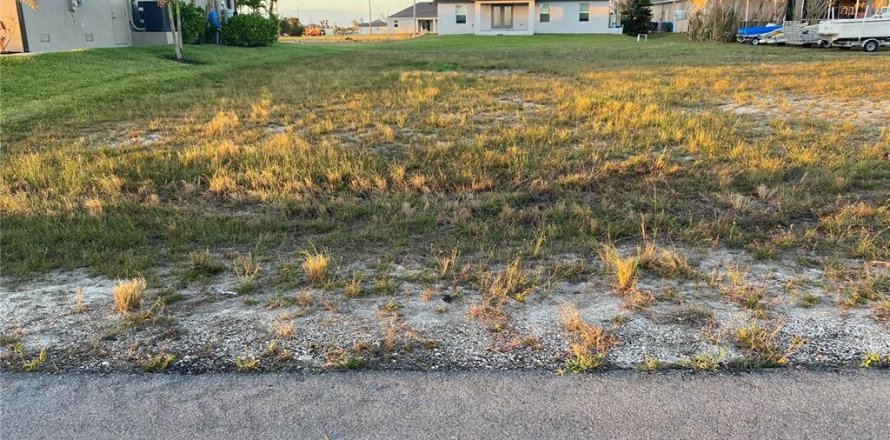 Land in Cape Coral, Florida № 1431142
