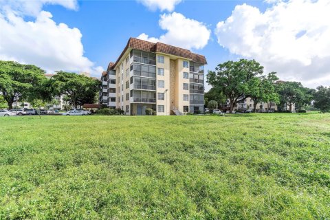 Condo in Lauderhill, Florida, 2 bedrooms  № 996478 - photo 1