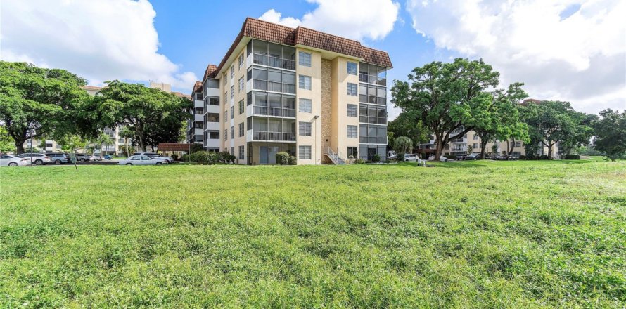 Condo in Lauderhill, Florida, 2 bedrooms № 996478