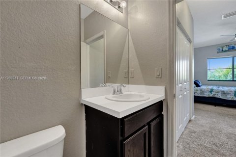 Townhouse in Lauderdale Lakes, Florida 2 bedrooms, 102.56 sq.m. № 2064495 - photo 5