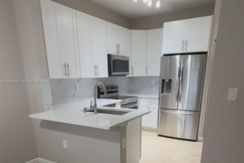 Townhouse in Lauderdale Lakes, Florida 2 bedrooms, 102.56 sq.m. № 2064495 - photo 3