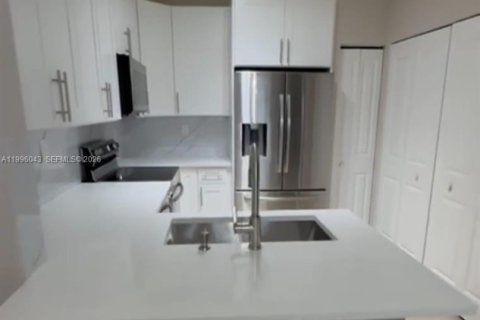 Townhouse in Lauderdale Lakes, Florida 2 bedrooms, 102.56 sq.m. № 2064495 - photo 4