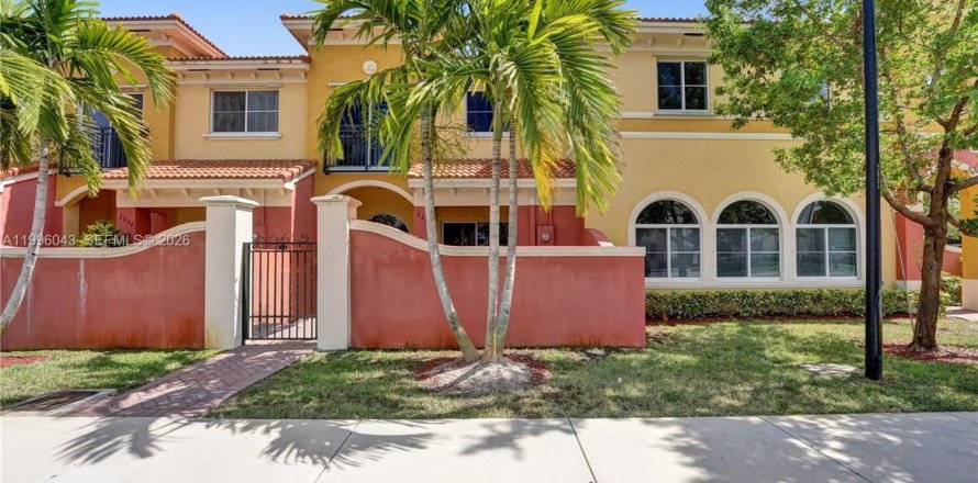 Townhouse in Lauderdale Lakes, Florida 2 bedrooms, 102.56 sq.m. № 2064495