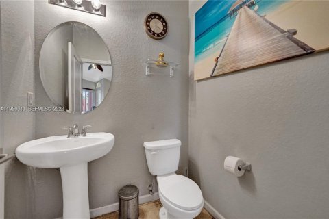 Townhouse in Lauderdale Lakes, Florida 2 bedrooms, 102.56 sq.m. № 2064495 - photo 2