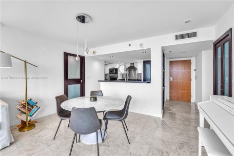 Condo in Miami Beach, Florida, 2 bedrooms  № 1927288 - photo 16