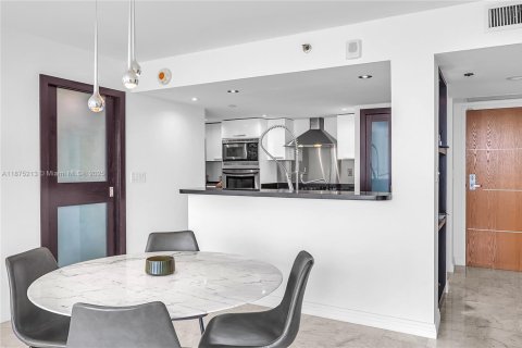 Condo in Miami Beach, Florida, 2 bedrooms  № 1927288 - photo 17