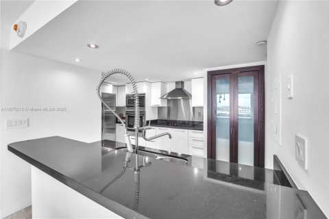 Condo in Miami Beach, Florida, 2 bedrooms  № 1927288 - photo 21