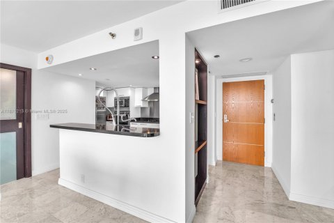 Condo in Miami Beach, Florida, 2 bedrooms  № 1927288 - photo 19