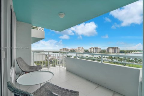 Condo in Miami Beach, Florida, 2 bedrooms  № 1927288 - photo 1