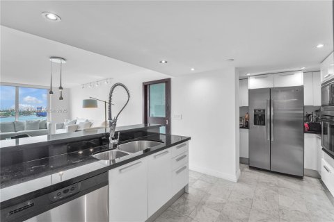 Condo in Miami Beach, Florida, 2 bedrooms  № 1927288 - photo 25