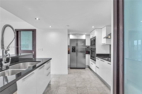 Condo in Miami Beach, Florida, 2 bedrooms  № 1927288 - photo 24