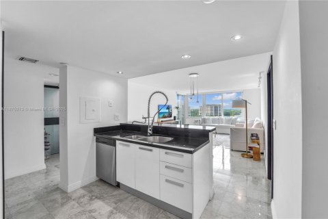 Condo in Miami Beach, Florida, 2 bedrooms  № 1927288 - photo 26