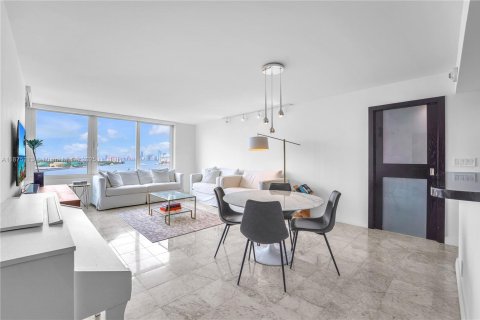 Condo in Miami Beach, Florida, 2 bedrooms  № 1927288 - photo 8