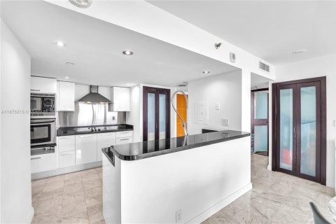 Condo in Miami Beach, Florida, 2 bedrooms  № 1927288 - photo 20