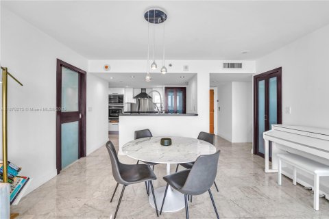Condo in Miami Beach, Florida, 2 bedrooms  № 1927288 - photo 15