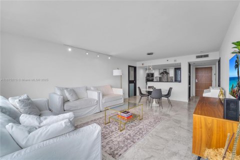 Condo in Miami Beach, Florida, 2 bedrooms  № 1927288 - photo 13