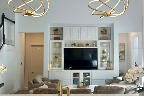 House in Orlando, Florida 6 bedrooms, 435.43 sq.m. № 2391403 - photo 6