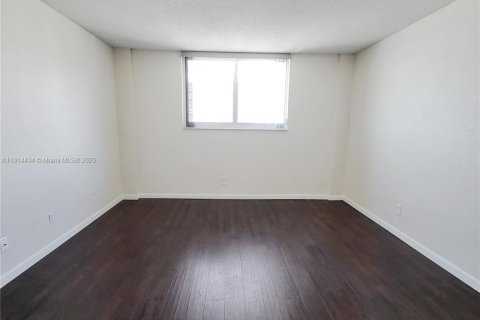 Condominio en alquiler en Sunny Isles Beach, Florida, 1 dormitorio, 93.37 m2 № 2015855 - foto 4