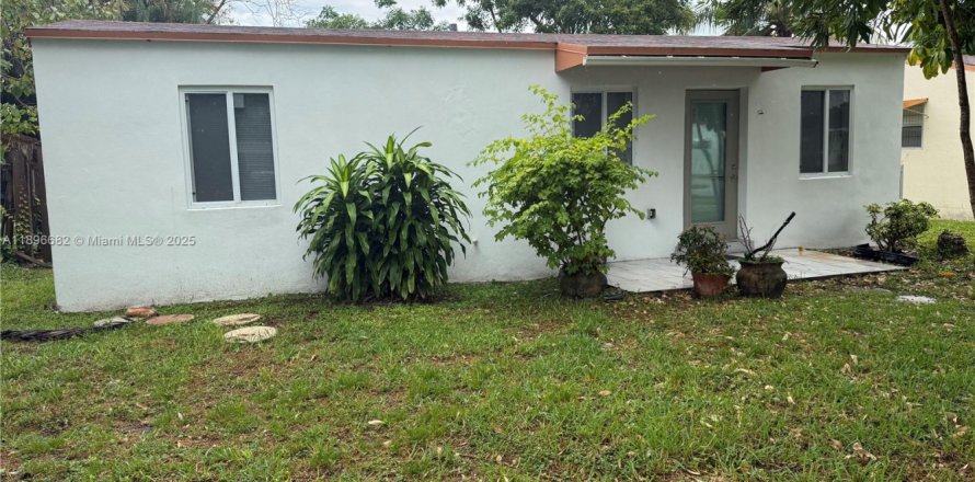 Коммерческая недвижимость в Холливуд, Флорида 156.82м2 № 1956451