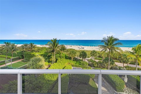 Condo in Miami Beach, Florida, 2 bedrooms  № 1991242 - photo 23