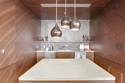 Condo in Miami Beach, Florida, 2 bedrooms  № 1991242 - photo 27