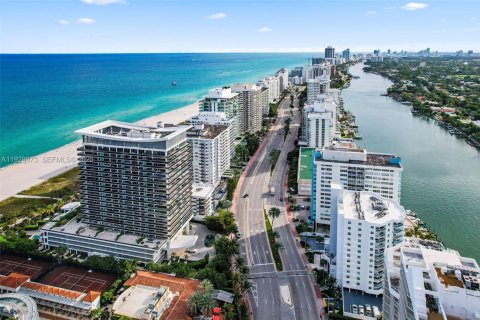 Condo in Miami Beach, Florida, 2 bedrooms  № 1991242 - photo 25