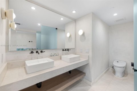 Condo in Miami Beach, Florida, 2 bedrooms  № 1991242 - photo 17