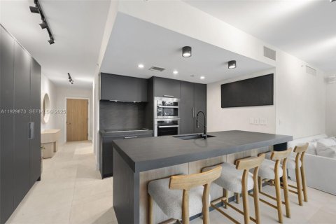 Condo in Miami Beach, Florida, 2 bedrooms  № 1991242 - photo 5