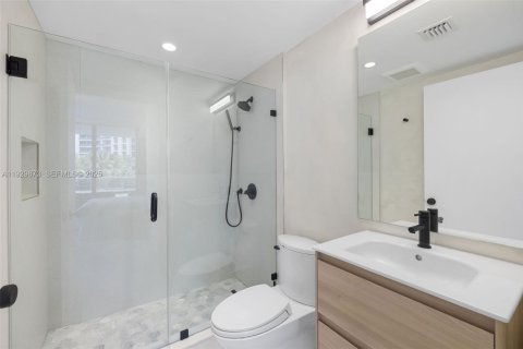 Condo in Miami Beach, Florida, 2 bedrooms  № 1991242 - photo 20