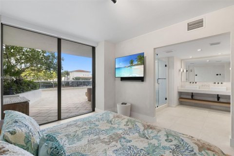 Condo in Miami Beach, Florida, 2 bedrooms  № 1991242 - photo 15