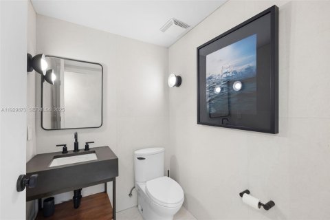 Condo in Miami Beach, Florida, 2 bedrooms  № 1991242 - photo 21