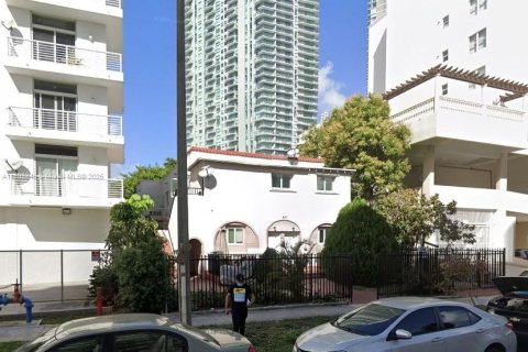 Commercial property in Miami, Florida № 1862323 - photo 1