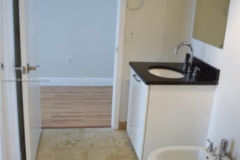 Condo in Miami, Florida, 1 bedroom  № 1971972 - photo 6