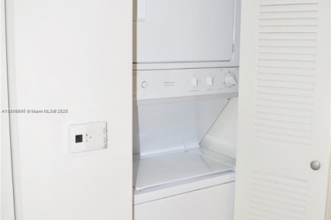 Condo in Miami, Florida, 1 bedroom  № 1971972 - photo 21