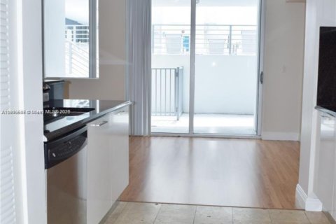 Condo in Miami, Florida, 1 bedroom  № 1971972 - photo 15