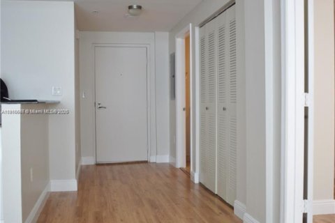 Condo in Miami, Florida, 1 bedroom  № 1971972 - photo 8